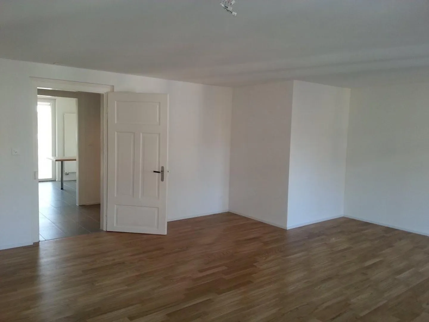 Old building apartment with modern elements on the mezzanine floor - Photo 4 of 8