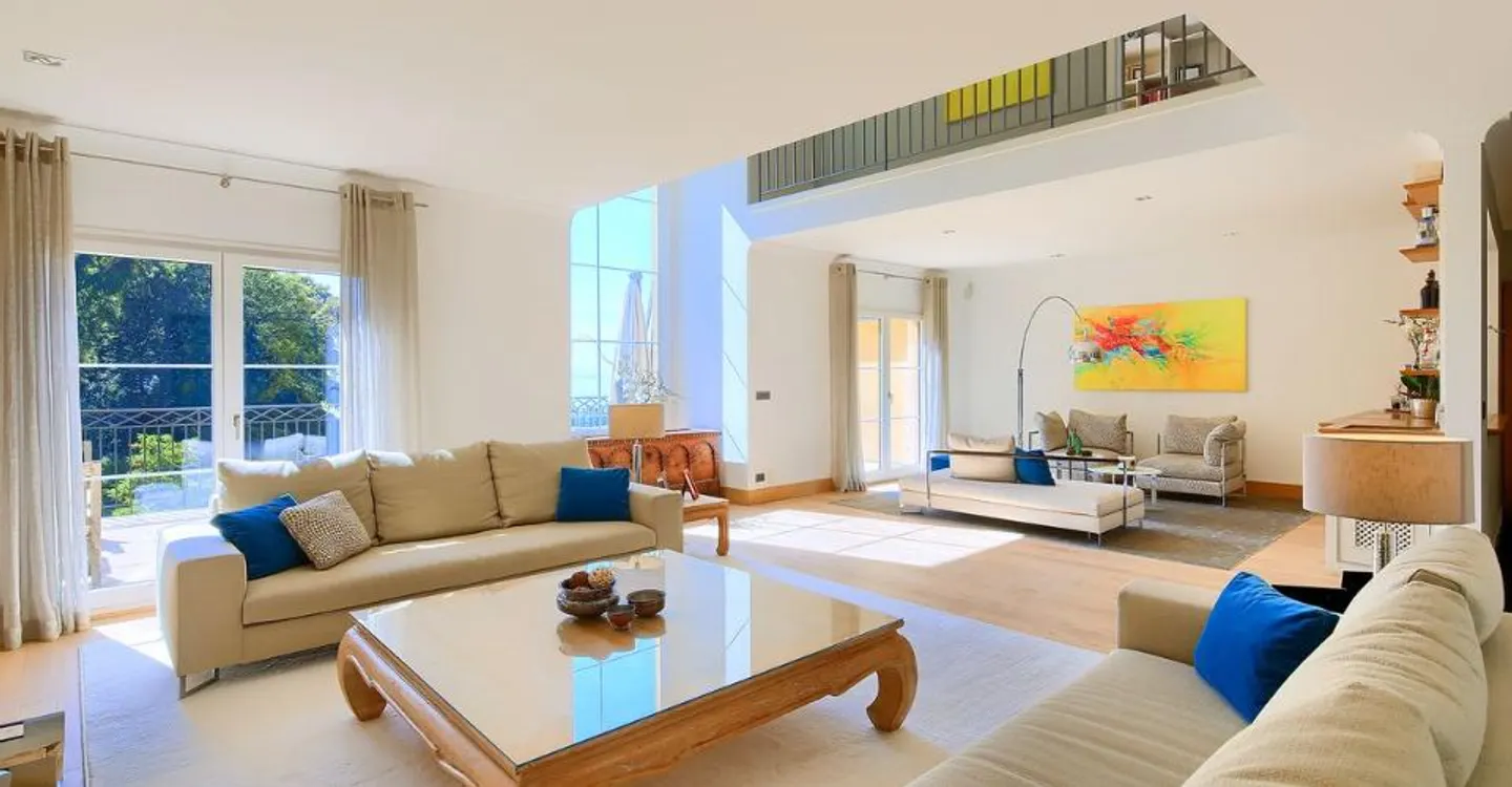 Exceptional villa with breathtaking views, between lake and nature - Photo 11 of 12