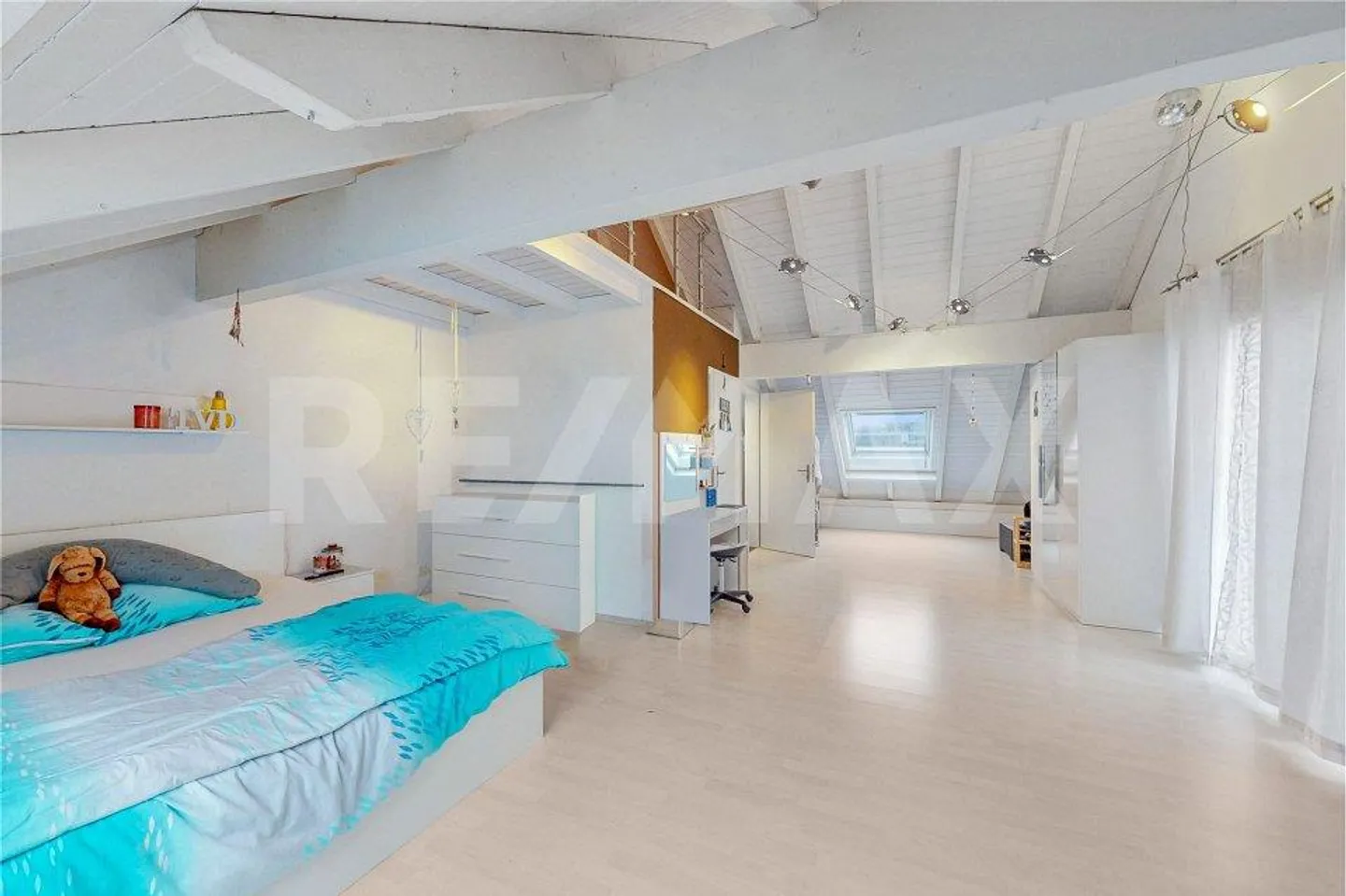 150+ m² living space, hobby room, winter garden, carport, garages for m... - Photo 3 of 13