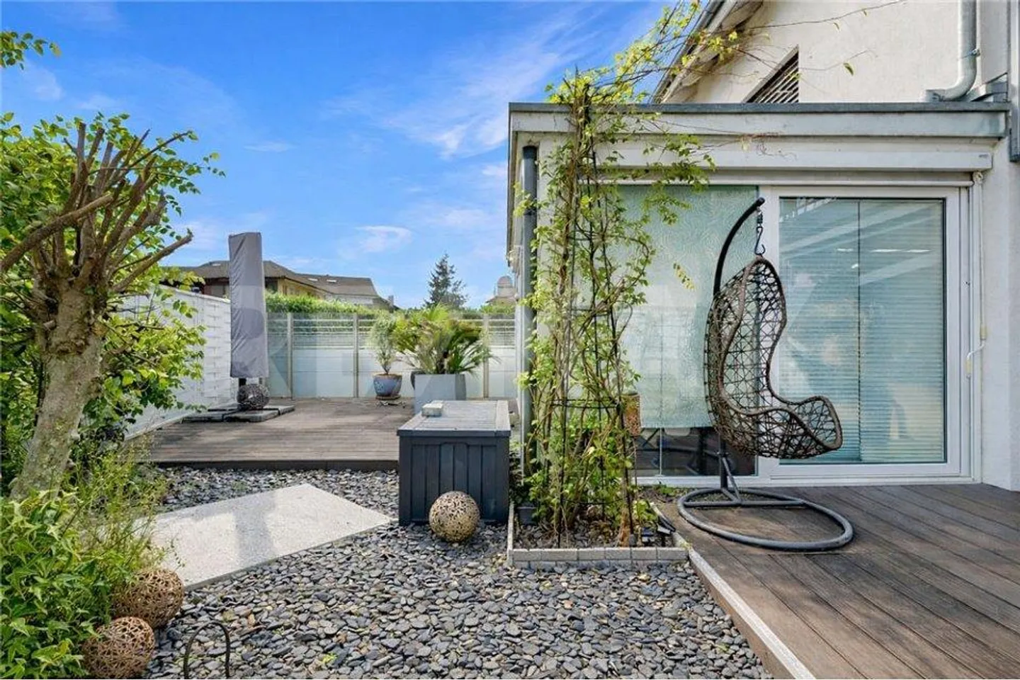 150+ m² living space, hobby room, winter garden, carport, garages for m... - Photo 4 of 13