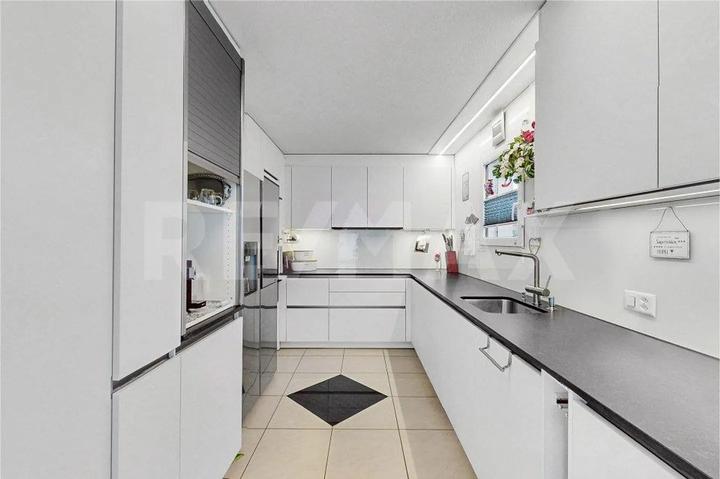 150+ m² living space, hobby room, winter garden, carport, garages for m... - Photo 2 of 13