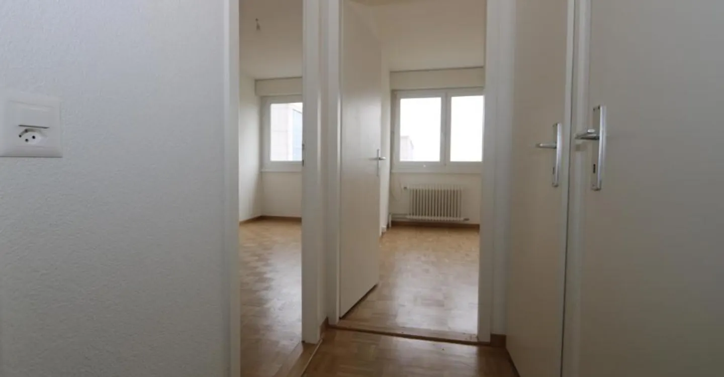 5-room crossing apartment with Loggia - Photo 4 of 14