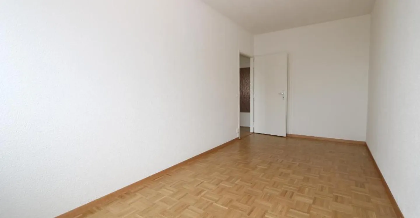 5-room crossing apartment with Loggia - Photo 5 of 14