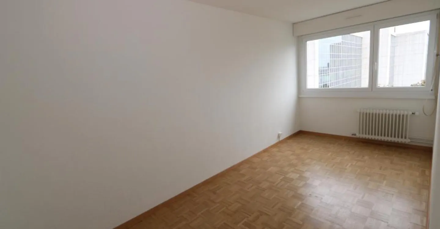 5-room crossing apartment with Loggia - Photo 6 of 14