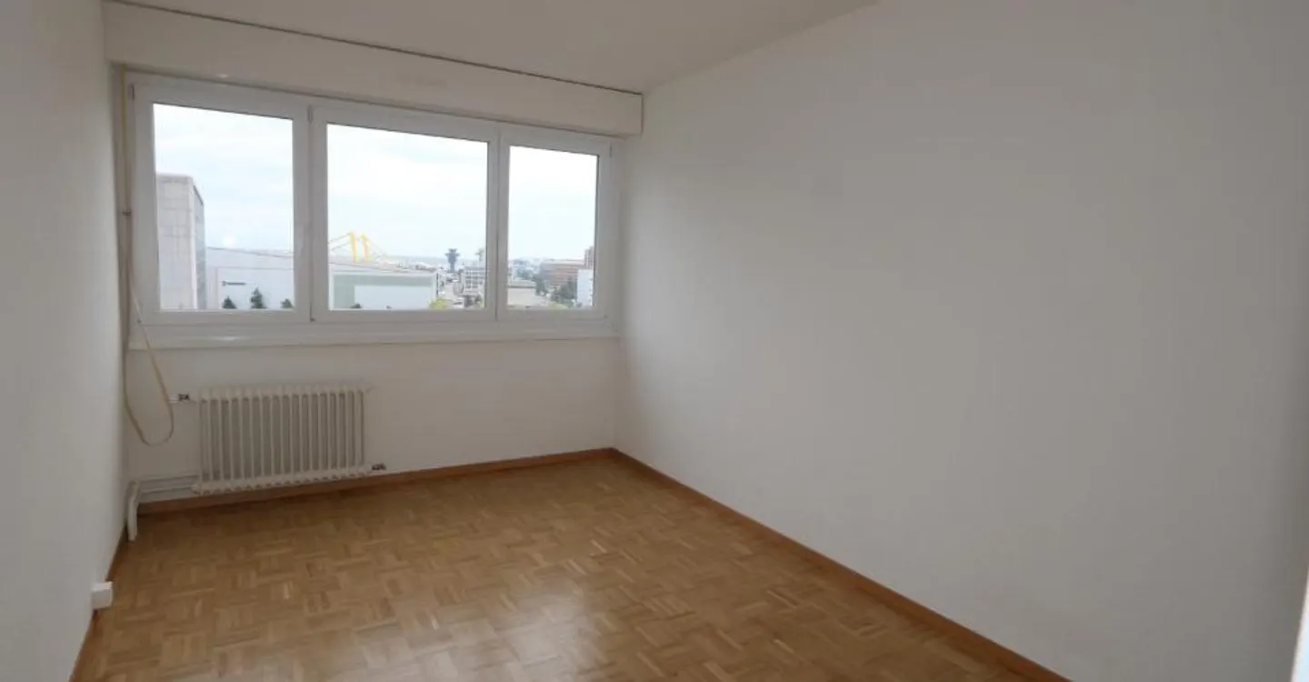5-room crossing apartment with Loggia - Photo 7 of 14