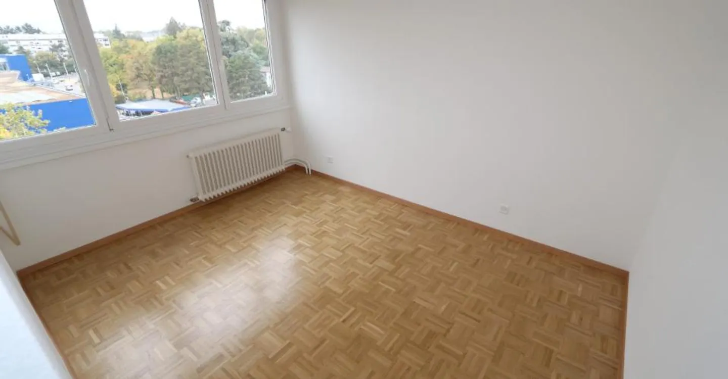 5-room crossing apartment with Loggia - Photo 2 of 14