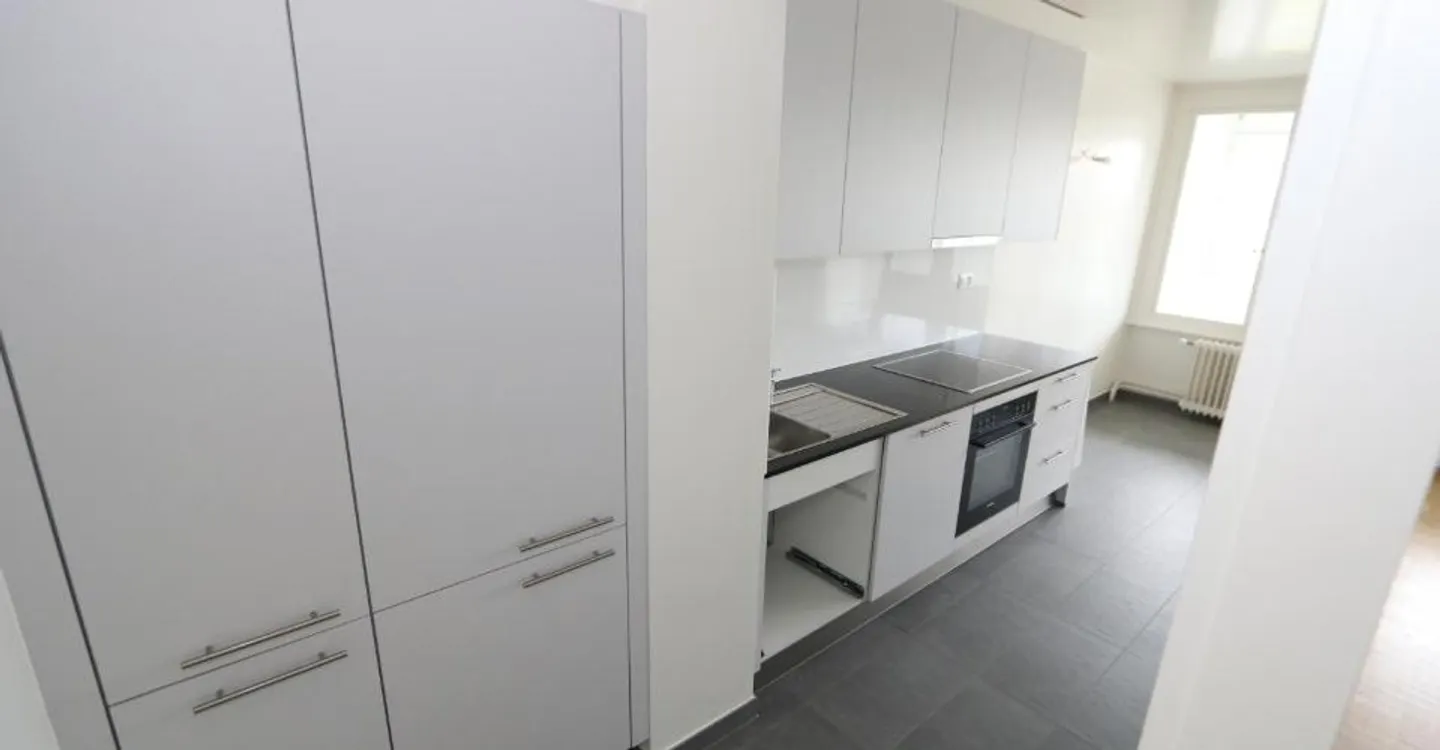 5-room crossing apartment with Loggia - Photo 3 of 14