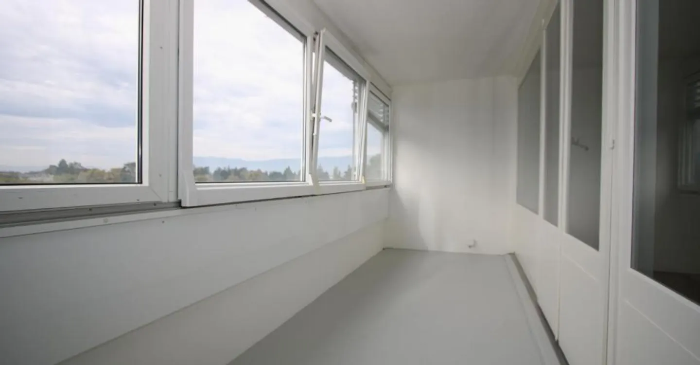 5-room crossing apartment with Loggia - Photo 13 of 14