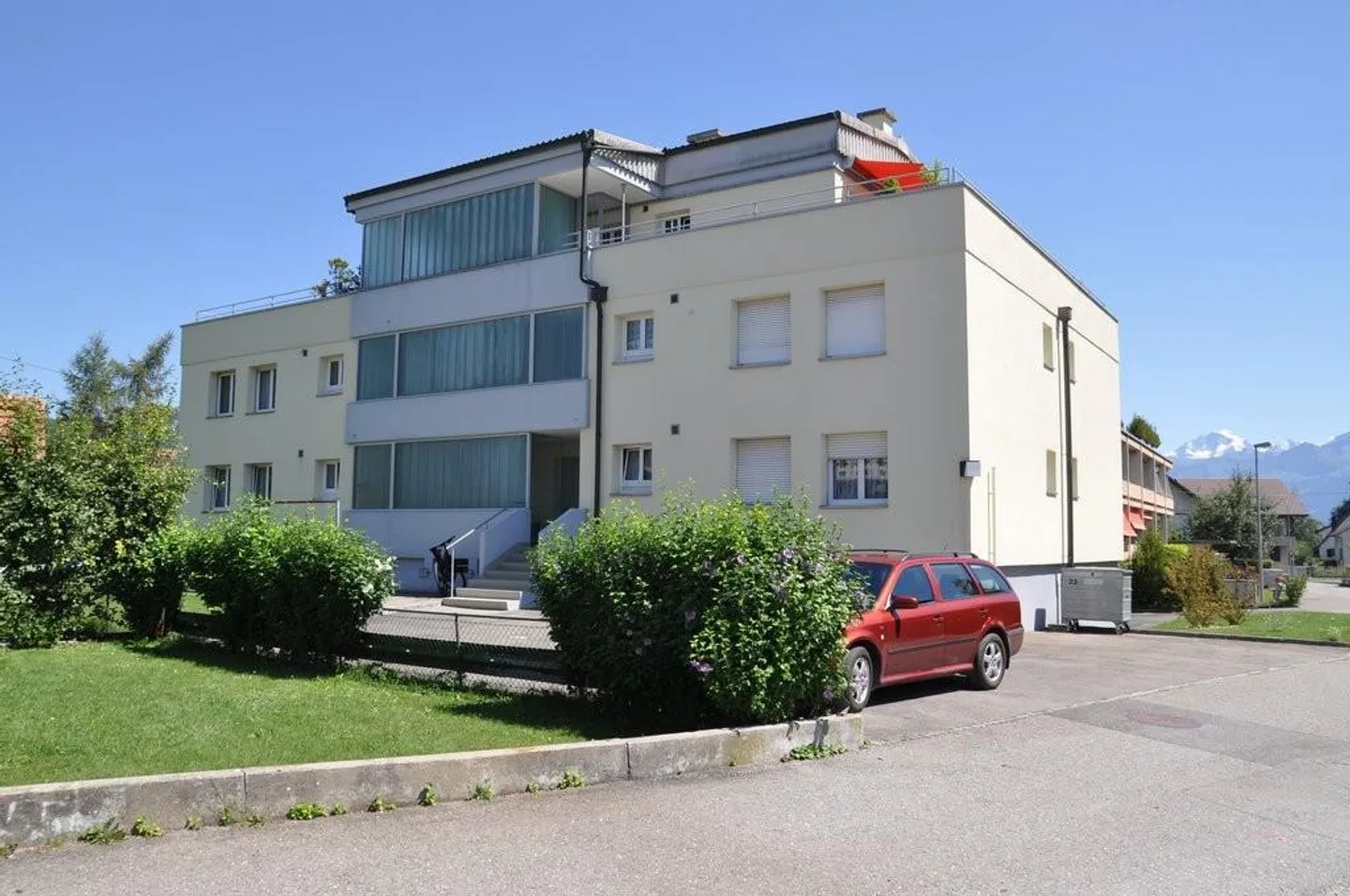 Spacious 4-room apartment in Thun - Photo 1 of 9