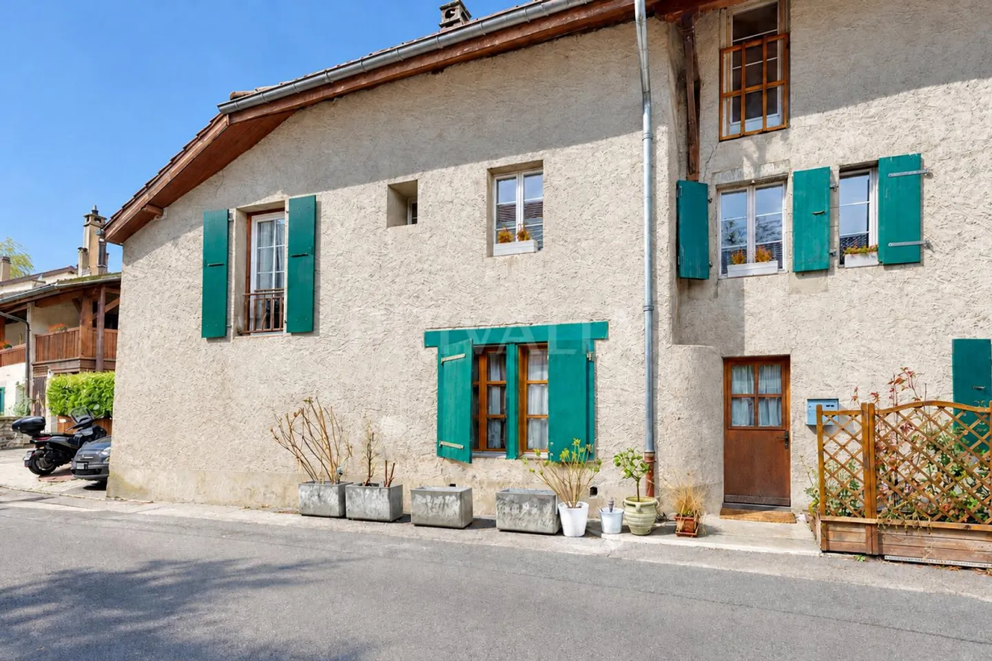 CASATAX: 150 m2 Triplex in the heart of the village of Sézegnin - Photo 1 of 7