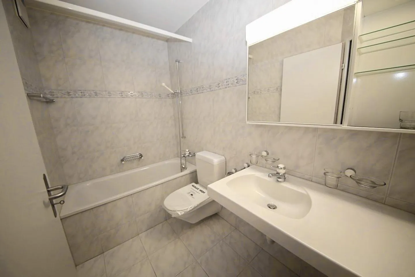 Charming Single Apartment! - Photo 4 of 5