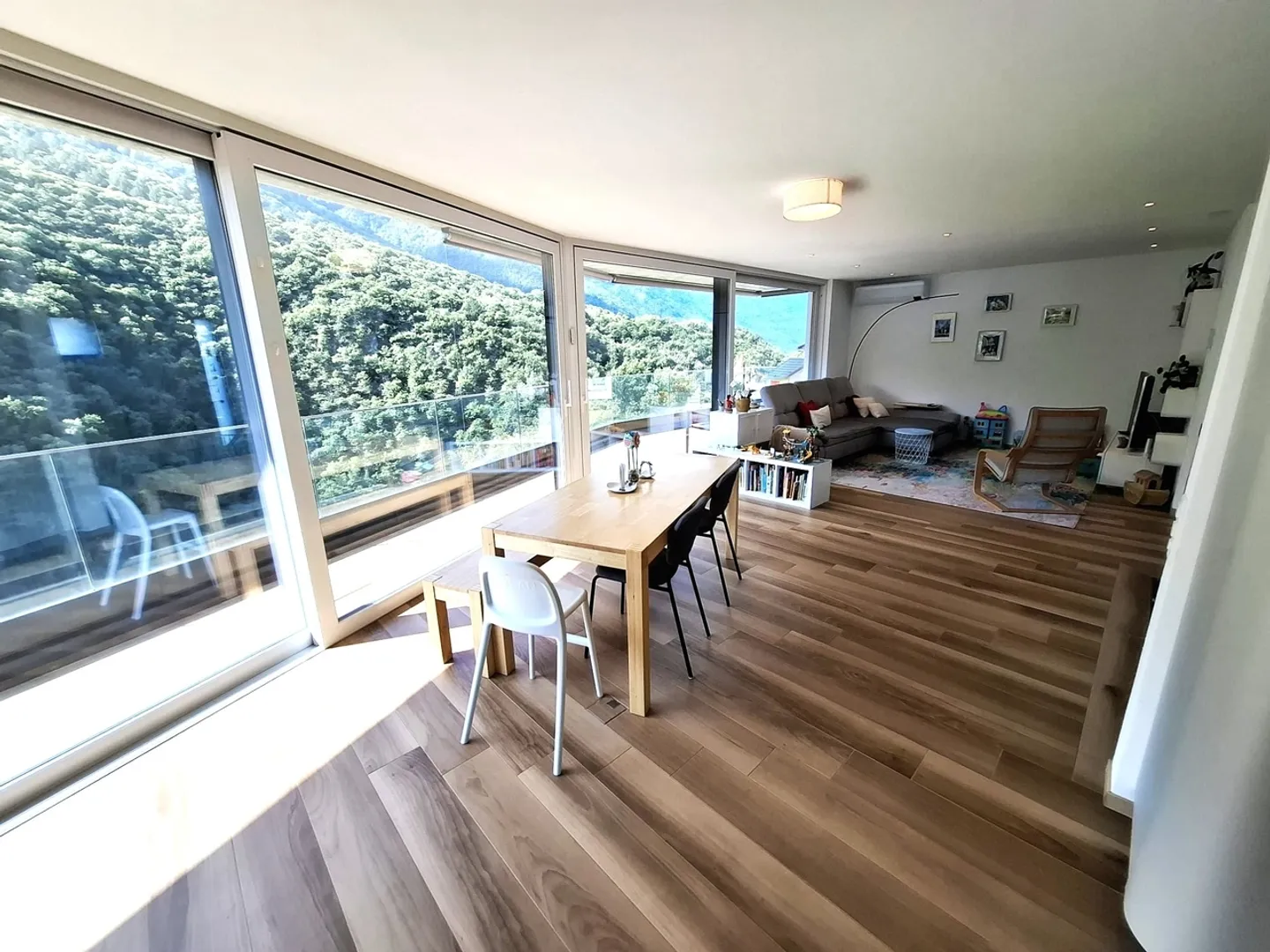 Casa unifamiliare a Giubiasco, Canton Ticino: un bagno di luce e vista mozzafiato - Foto 4 di 13
