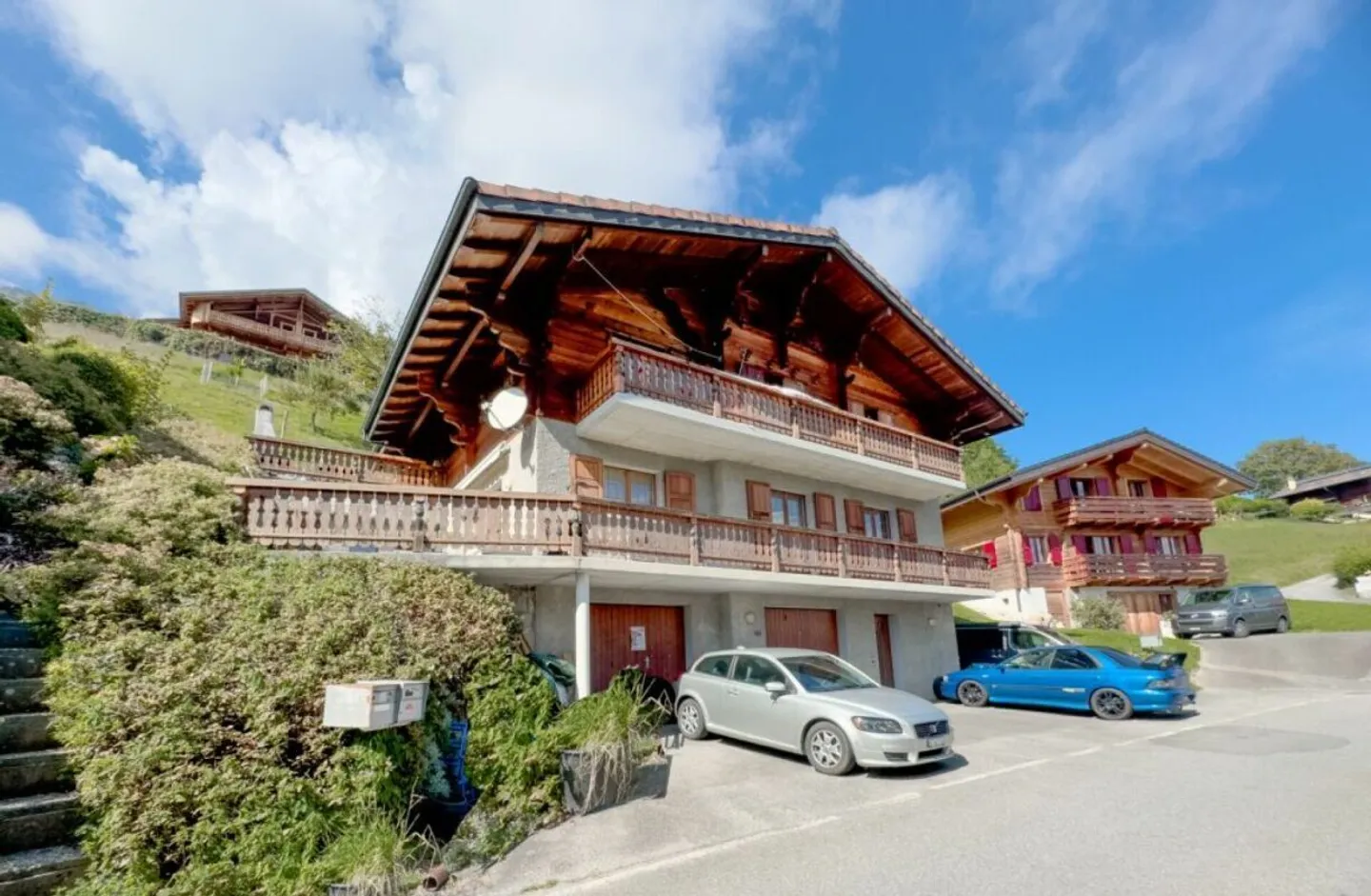 Chalet with 2 apartments of 3.5 rooms, rented. - Photo 1 of 20