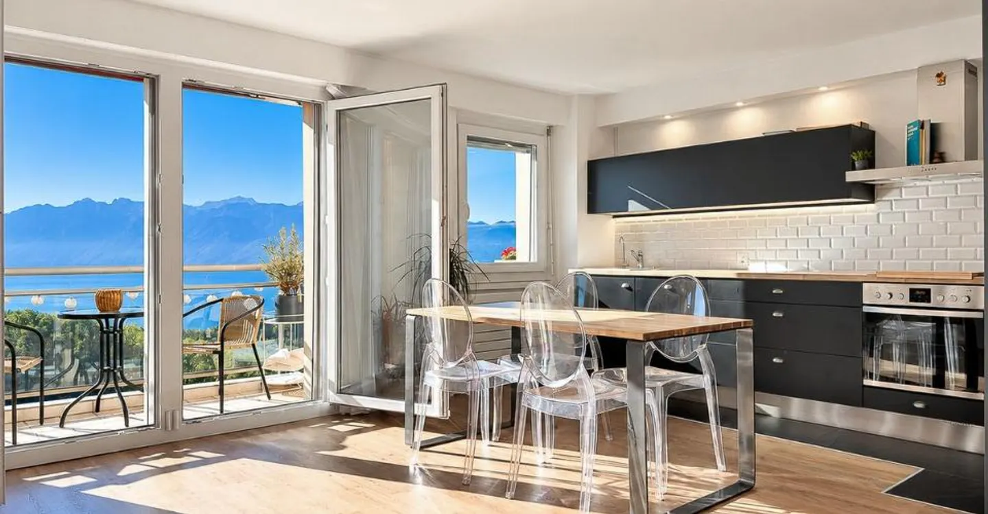 Elegante 2,5-Zimmer-Wohnung, Panoramablick auf den See und die Alpen - Foto 1 von 13