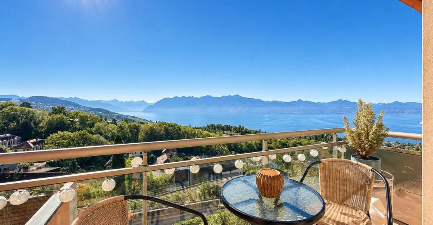 Elegante 2,5-Zimmer-Wohnung, Panoramablick auf den See und die Alpen - Foto 6 von 13