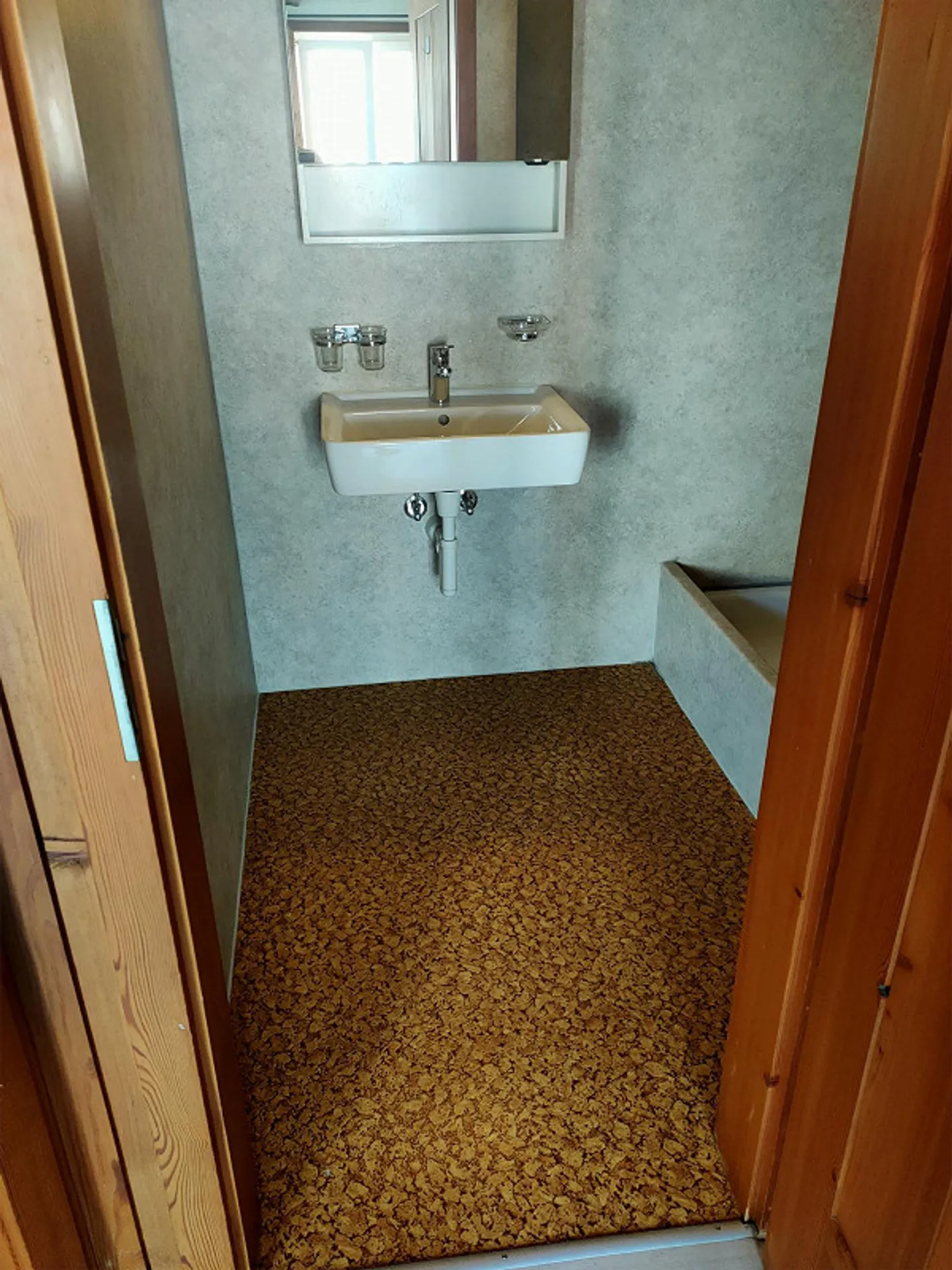 Appartement de 2,5 pièces avec balcon, en plein centre - Photo 3 sur 4