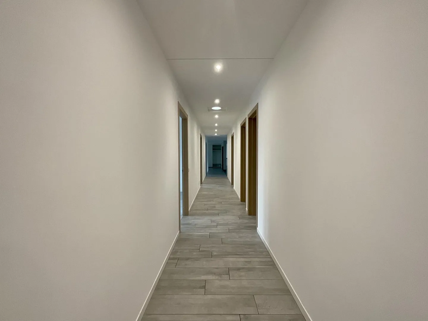 CASLANO - AMPIO APPARTAMENTO DI 6,5 LOCALI CON PISCINA IN VENDITA - Foto 6 di 13