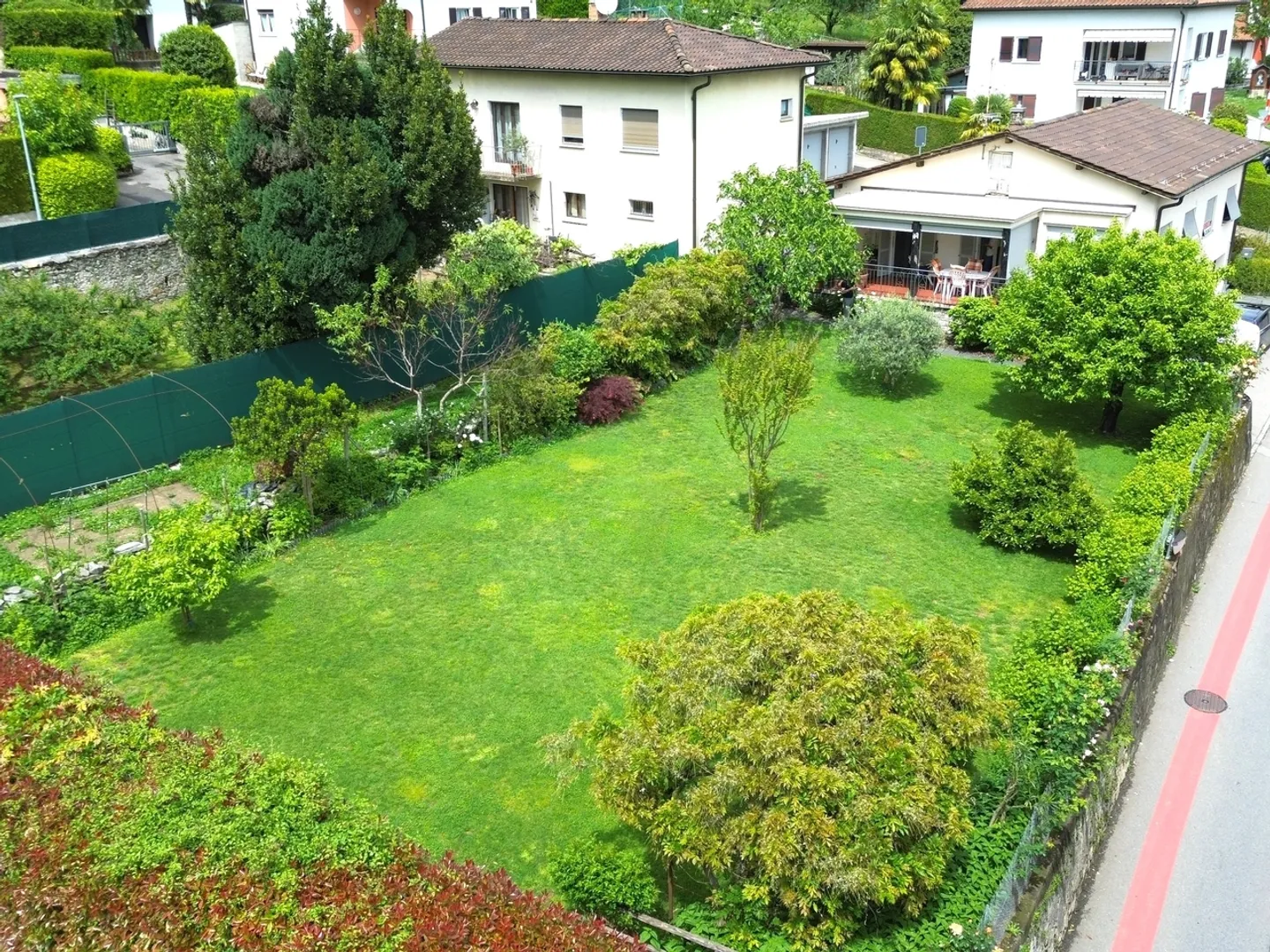 Spaziosa casa da 5.5 locali con giardino edificabile (R2) e 4 garage a Bedano TI - Foto 1 di 11