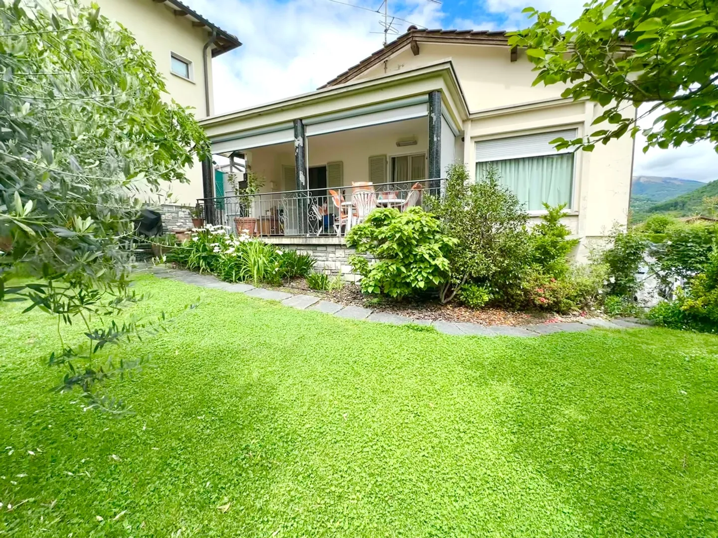 Spaziosa casa da 5.5 locali con giardino edificabile (R2) e 4 garage a Bedano TI - Foto 2 di 11