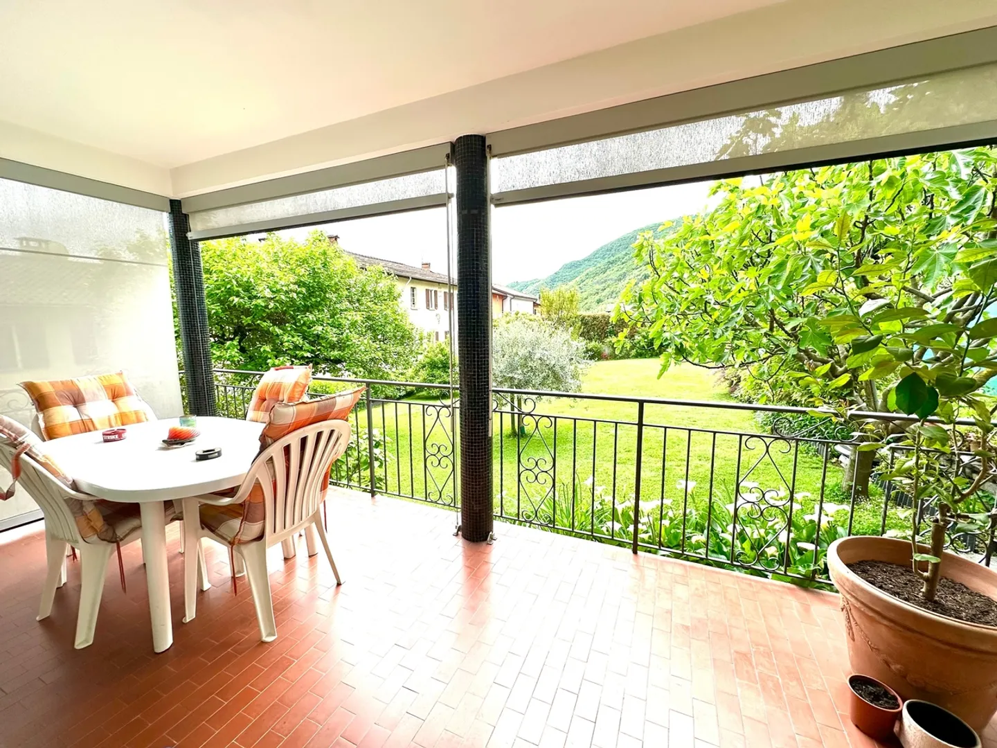 Spaziosa casa da 5.5 locali con giardino edificabile (R2) e 4 garage a Bedano TI - Foto 9 di 11