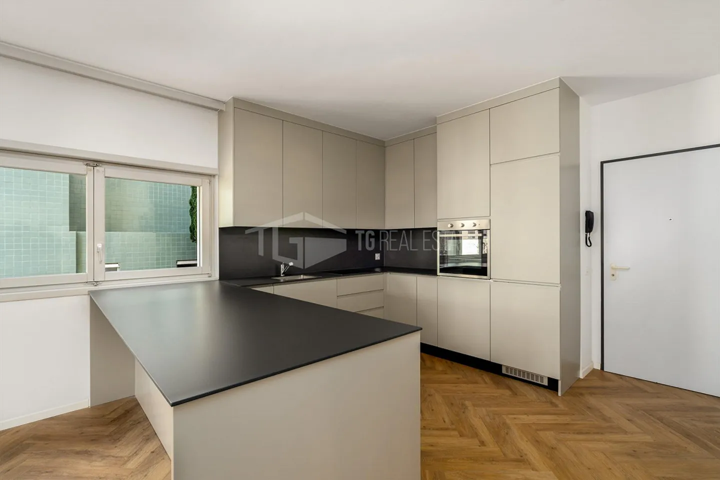 COZY 5.5-ROOM APARTMENT, IDEAL FOR FAMILIES - Photo 4 of 13