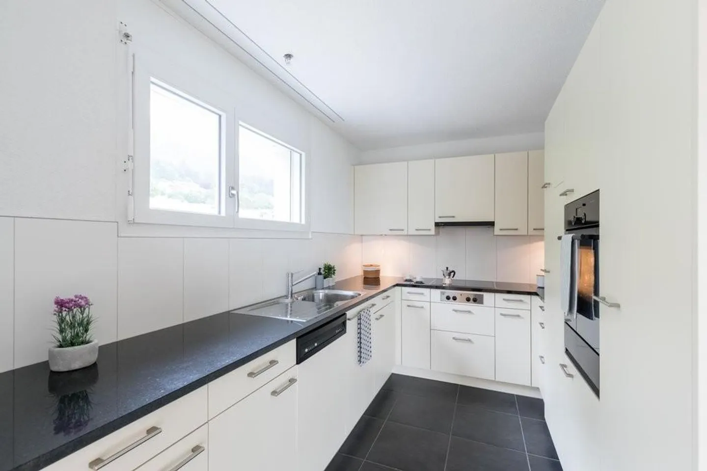 1x Free Net Rent - Penthouse Apartment Like Out of a Picture Book - Photo 4 of 9