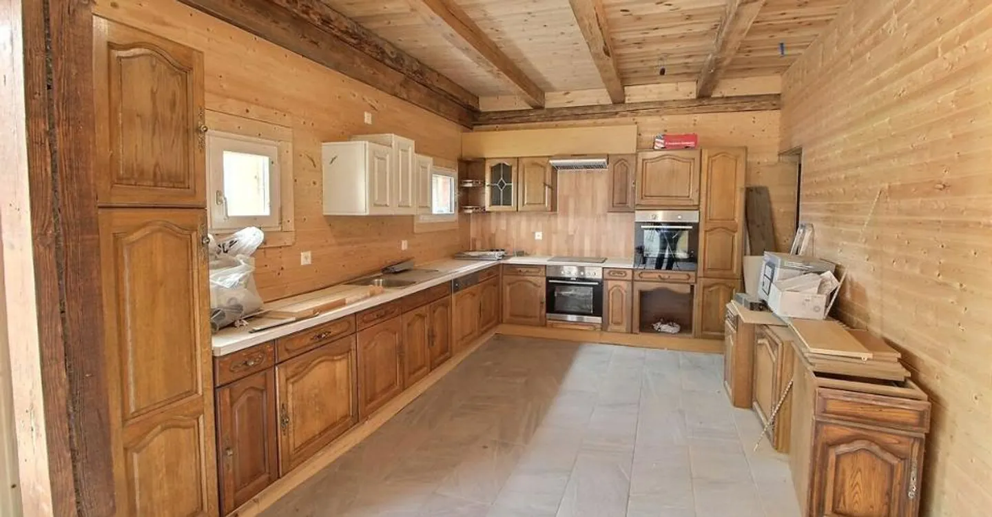 Dans corps de ferme: Grand appartement à finir de rénover - Photo 1 sur 9