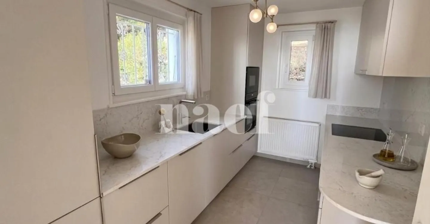 Bella casa indipendente di circa 180m2 con 6.5 stanze, giardino, jacuzzi e vista lago - Foto 3 di 12