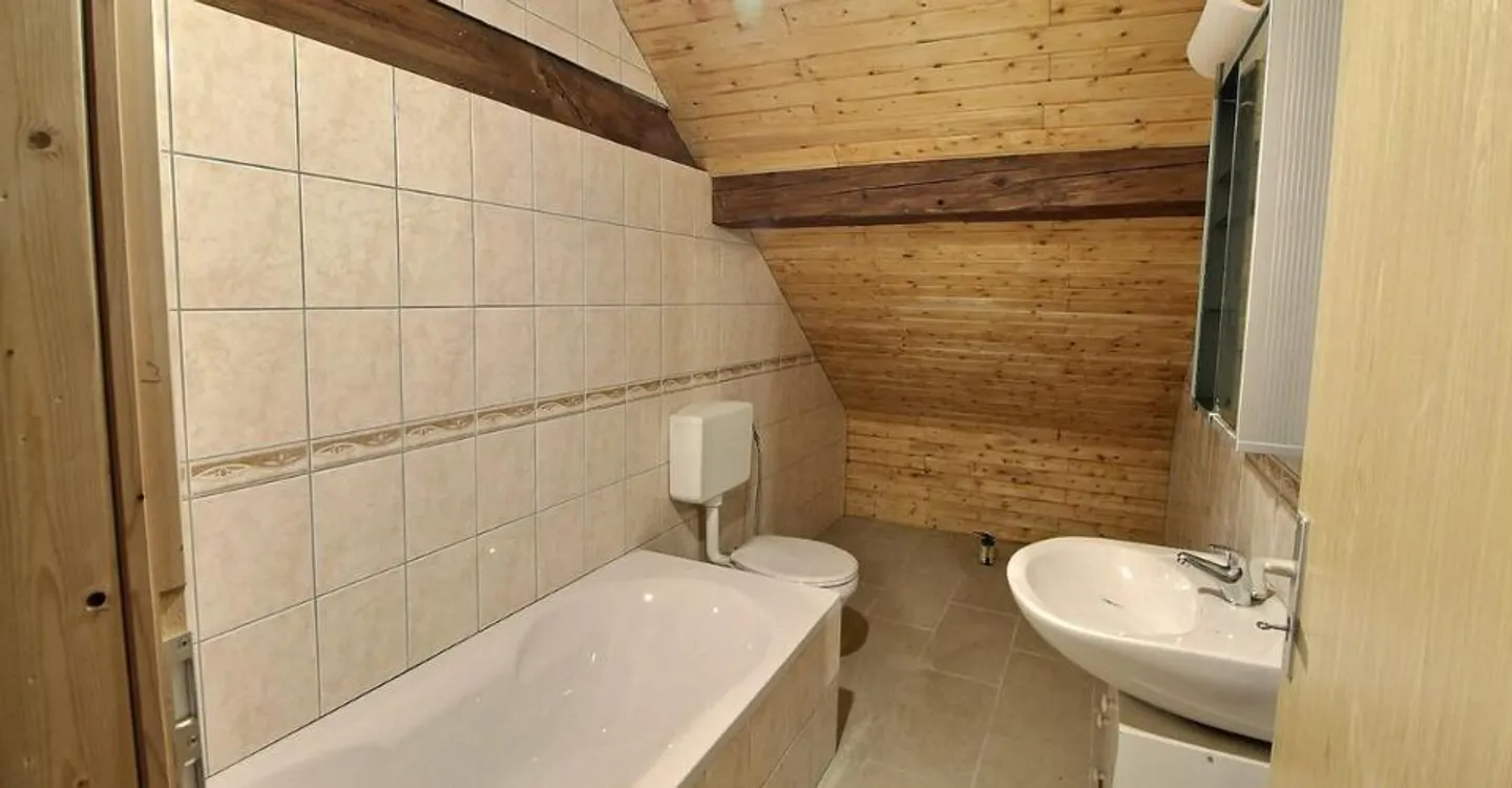 Dans corps de ferme: Grand appartement à finir de rénover - Photo 7 sur 9
