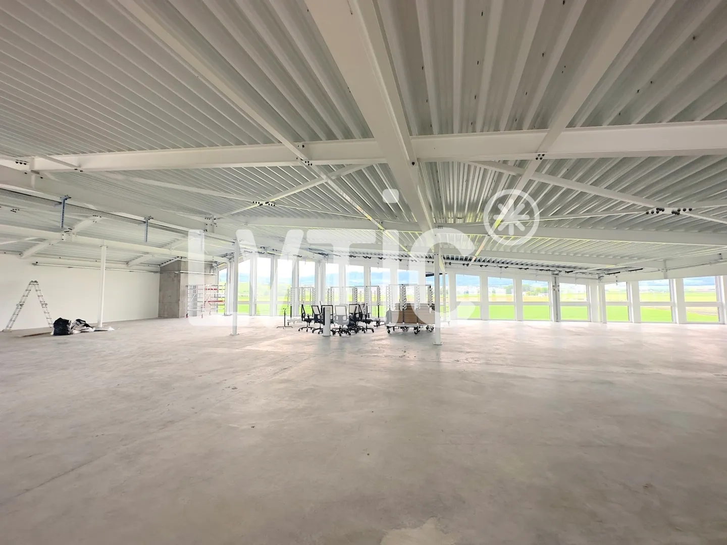 Workshop, lab of 800 m2 divisible from 300 m2 for rent in Chavornay - Photo 2 of 9
