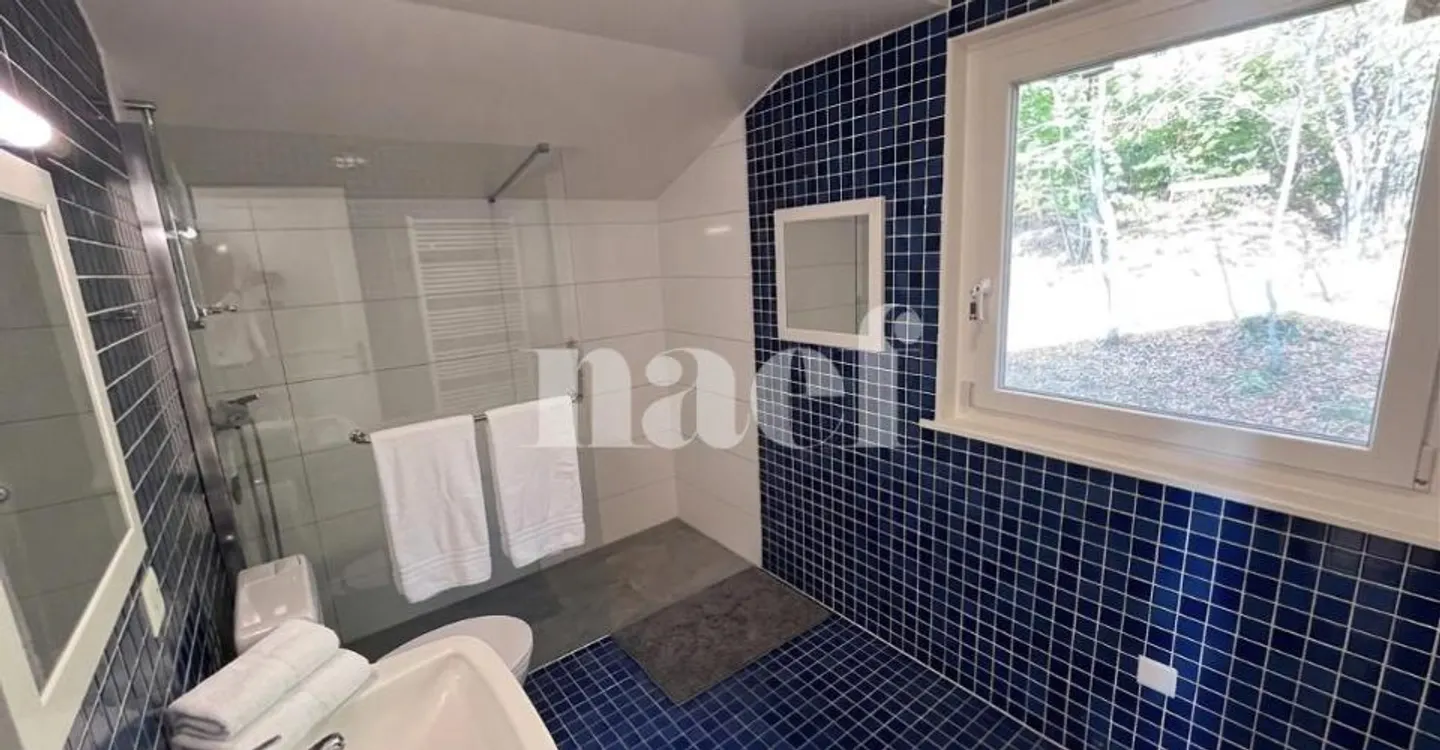 Bella casa indipendente di circa 180m2 con 6.5 stanze, giardino, jacuzzi e vista lago - Foto 11 di 12