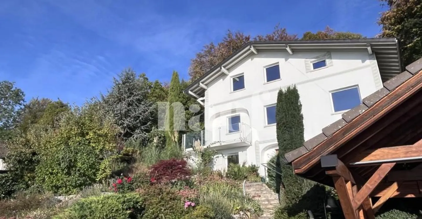 Bella casa indipendente di circa 180m2 con 6.5 stanze, giardino, jacuzzi e vista lago - Foto 12 di 12