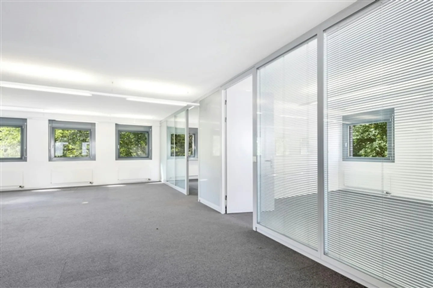 Expanded office spaces 170 m2 - 530 m2 with attractive rent in the Business Center G15 - Photo 2 of 13