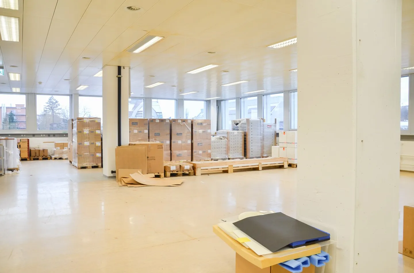 Production facility / light-flooded commercial space waiting to be discovered! - Photo 3 of 4