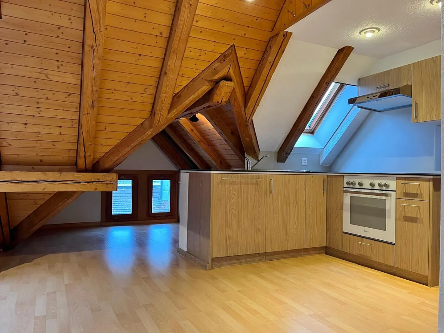 Appartamento mansardato ristrutturato con 2 camere - Foto 7 di 13