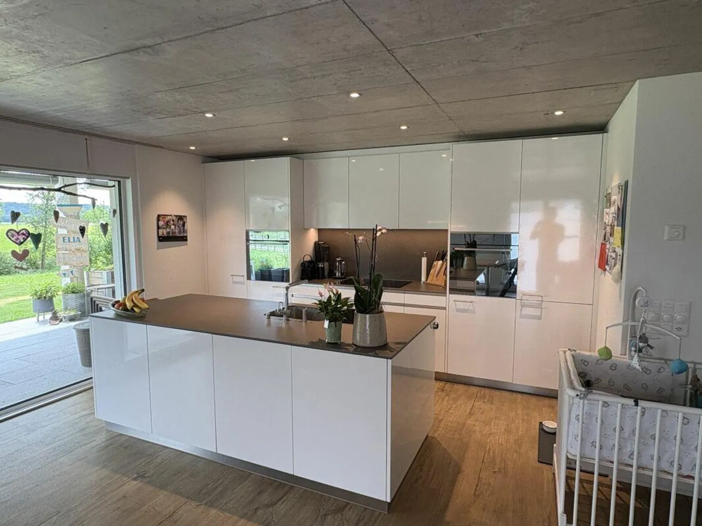 4.5-Room Ground Floor Apartment with Idyllic View into the Green - Photo 2 of 10