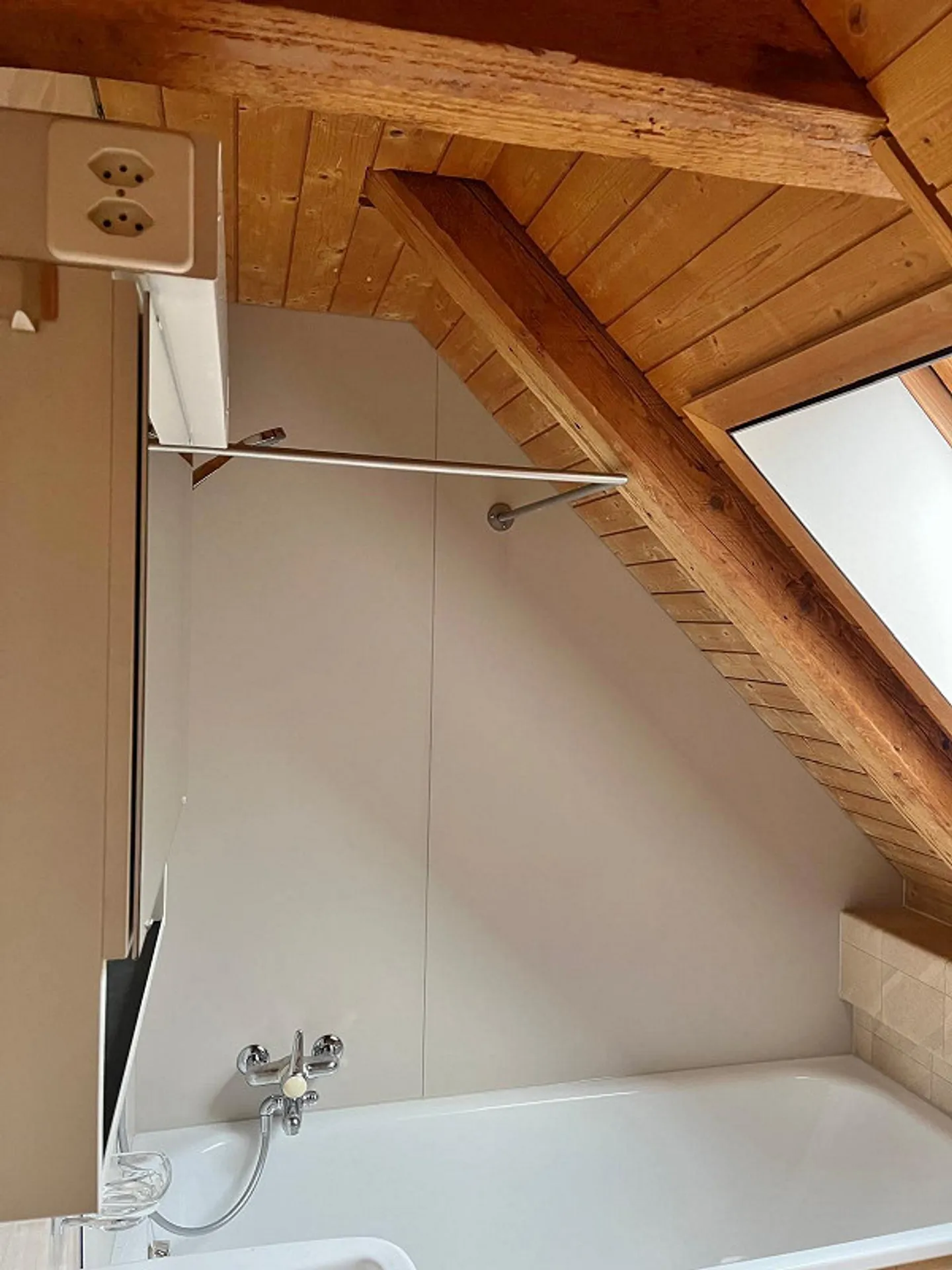 Appartamento mansardato ristrutturato con 2 camere - Foto 10 di 13