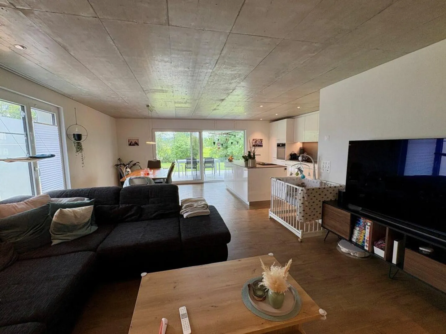 4.5-Room Ground Floor Apartment with Idyllic View into the Green - Photo 3 of 10