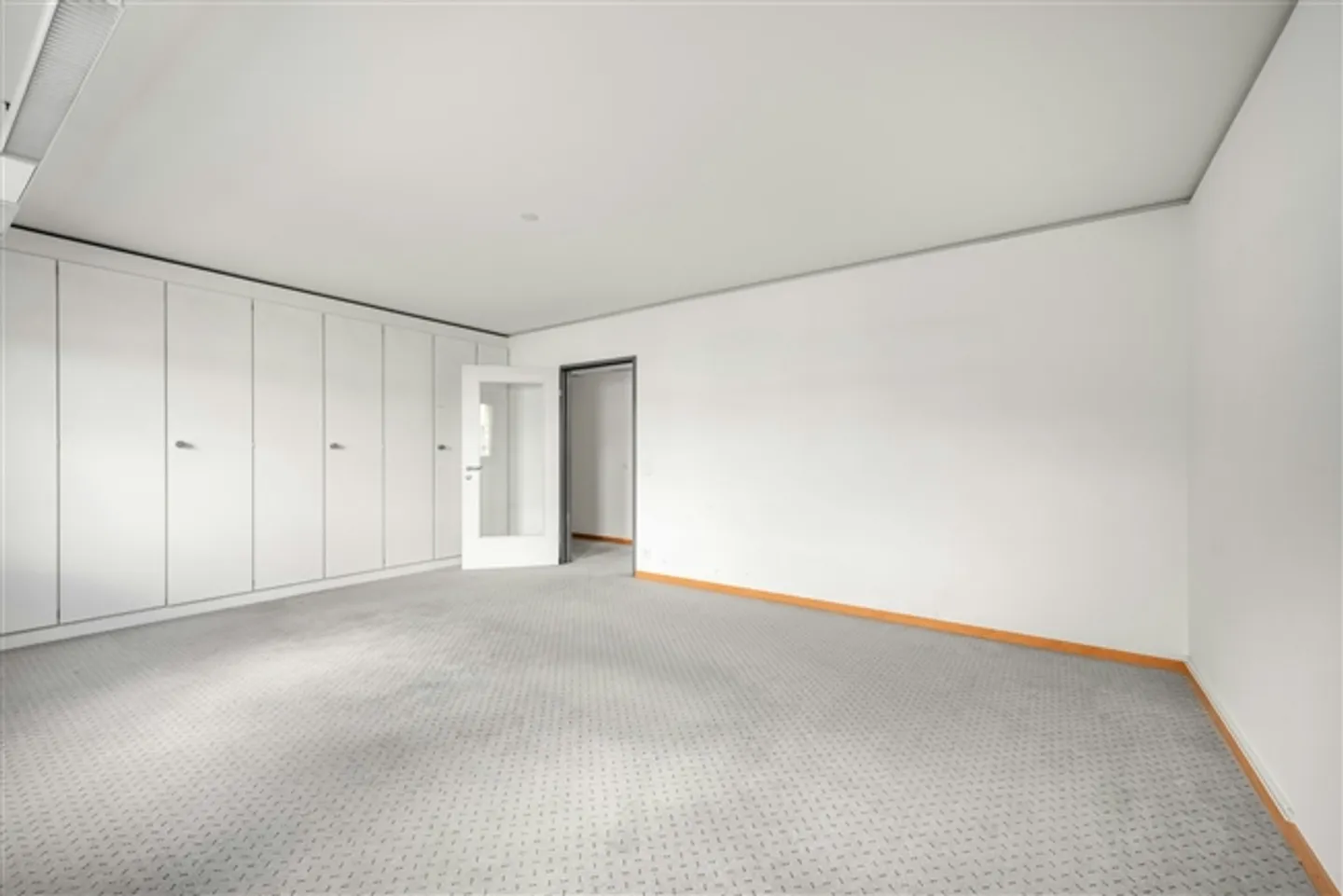 Expanded office spaces 170 m2 - 530 m2 with attractive rent in the Business Center G15 - Photo 4 of 13