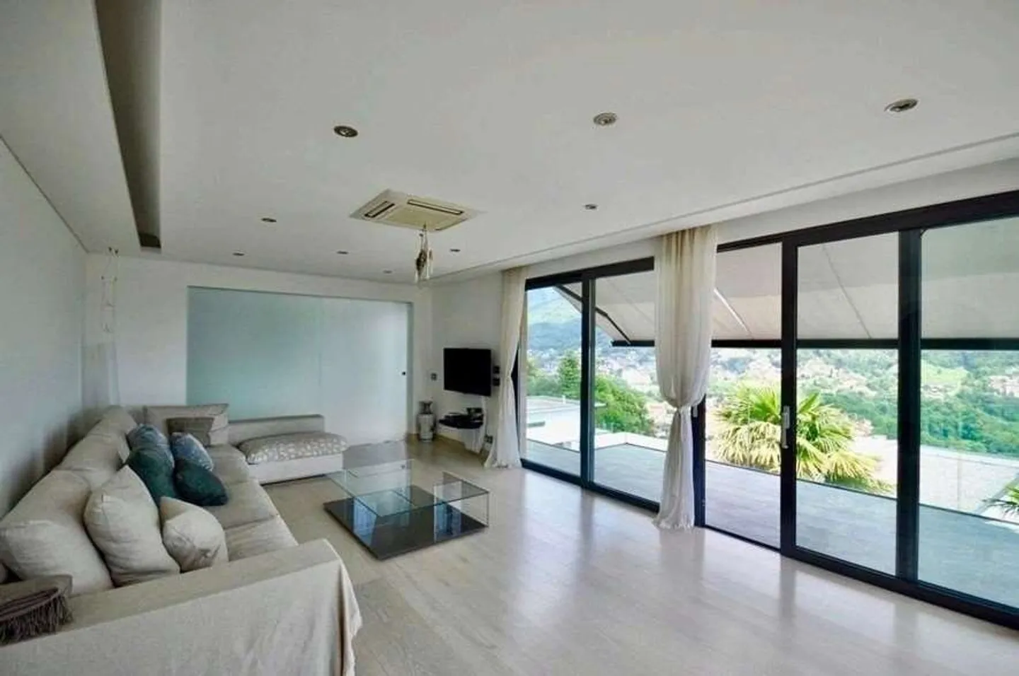 Exclusive villa with lake view in Comano for rent - Photo 6 of 11