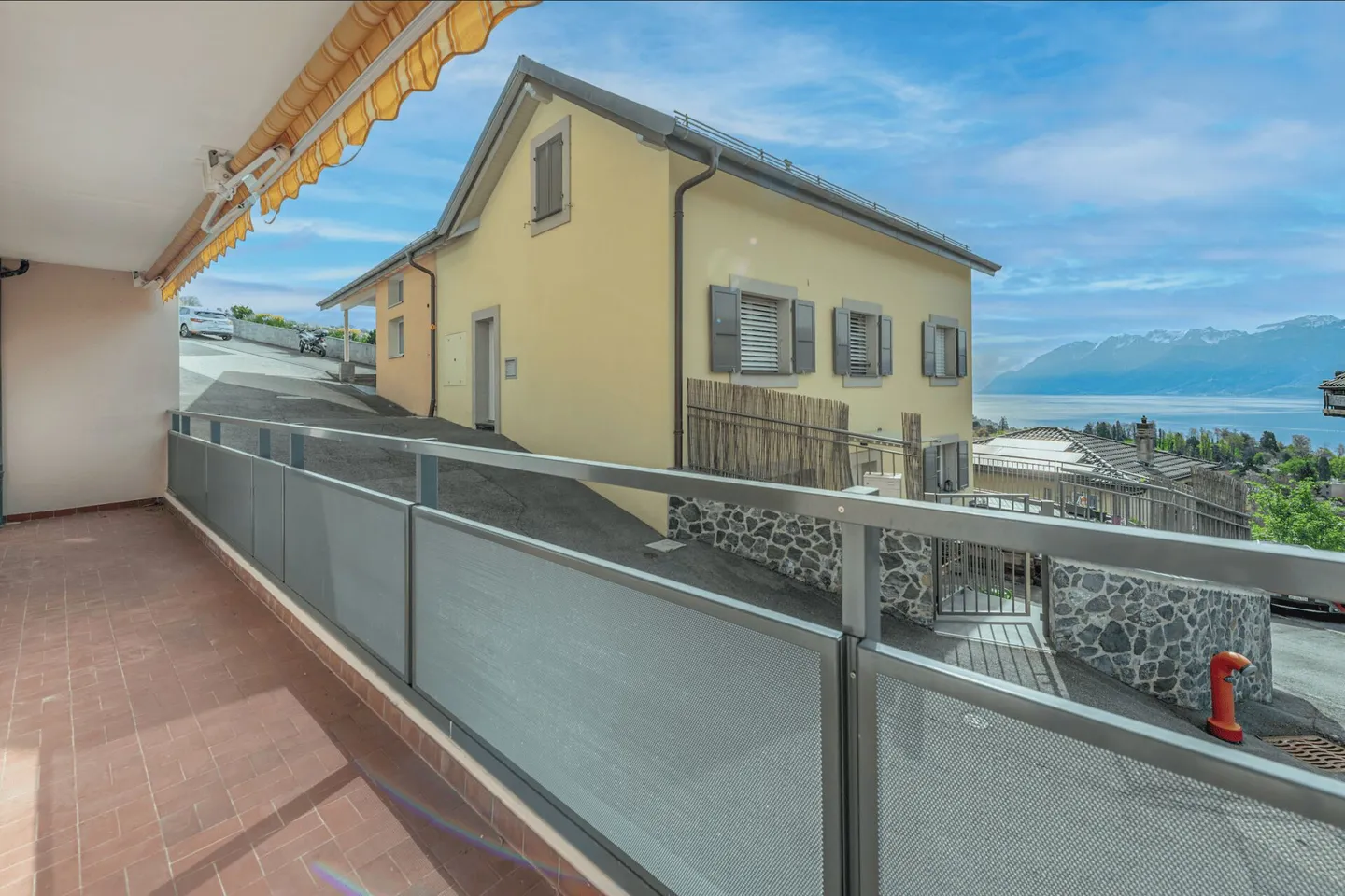 Appartement spacieux rénové avec vue lac - Photo 1 sur 11