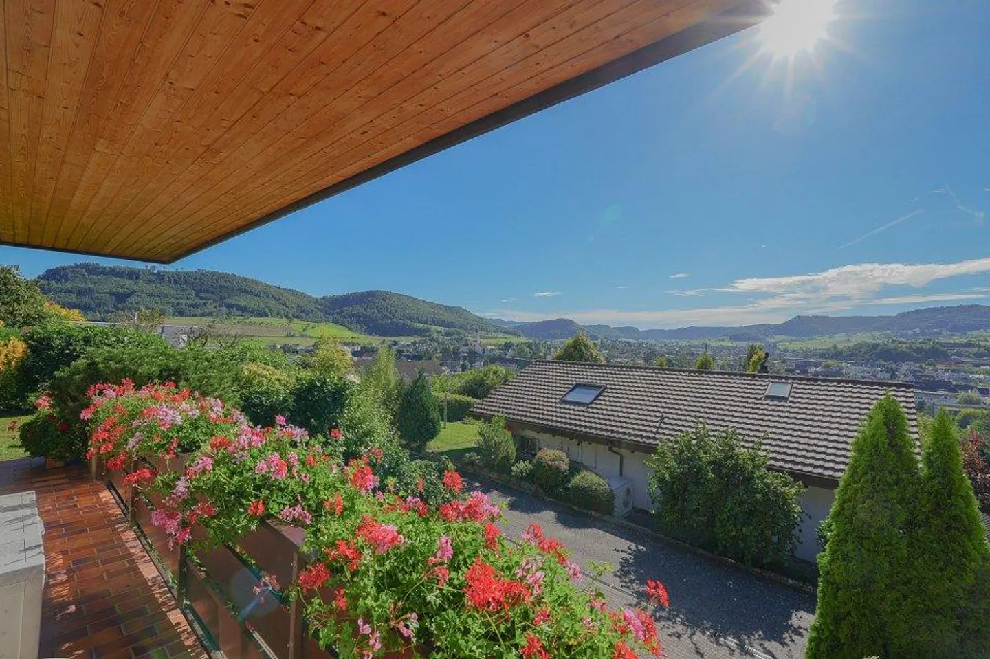 Grosszügiges Familienparadies an toller Aussichtslage - Foto 3 von 13