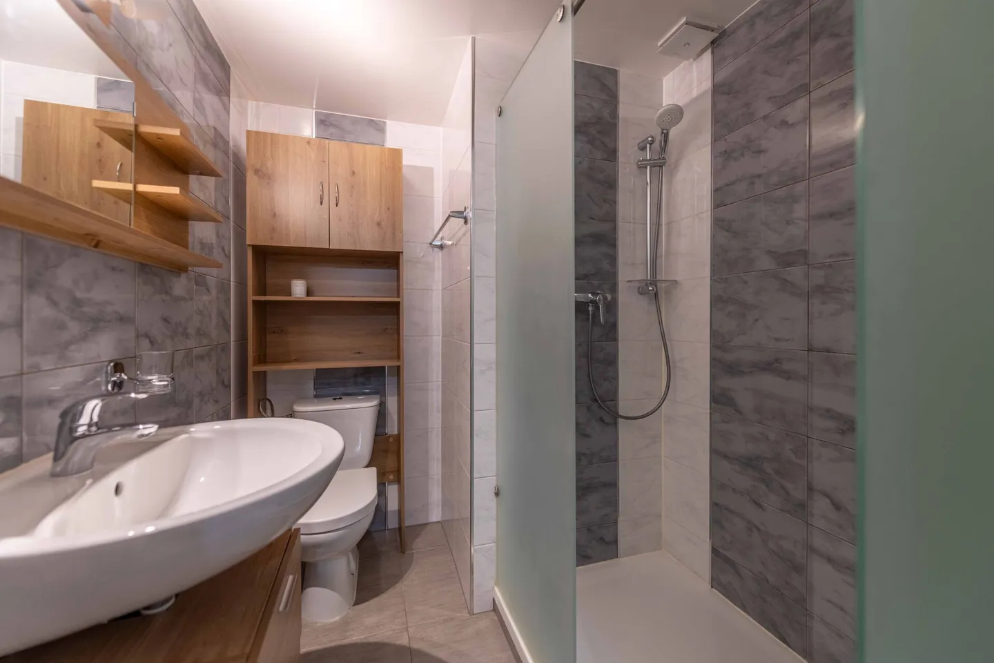 Appartement spacieux rénové avec vue lac - Photo 9 sur 11