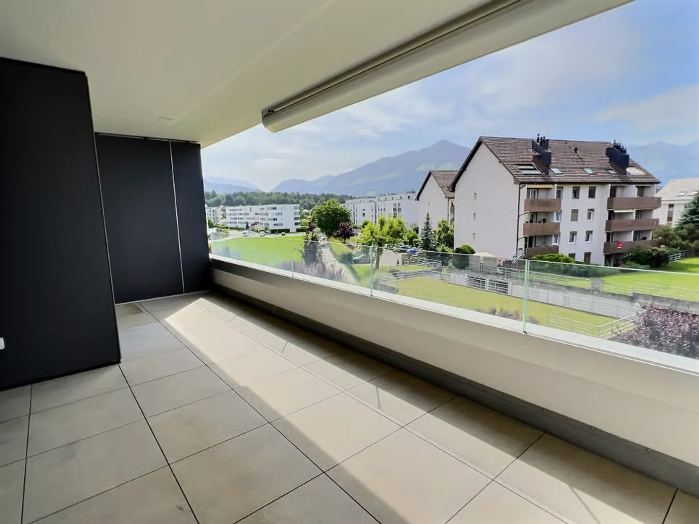 Contemporary 3.5-room apartment with generous balcony - Photo 4 of 11