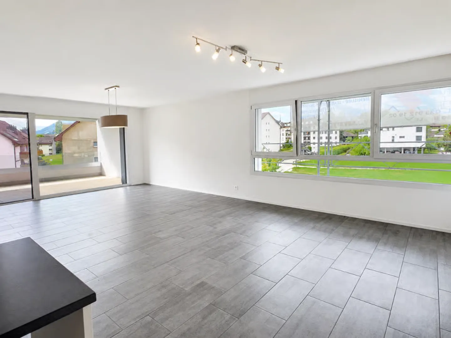 Contemporary 3.5-room apartment with generous balcony - Photo 5 of 11