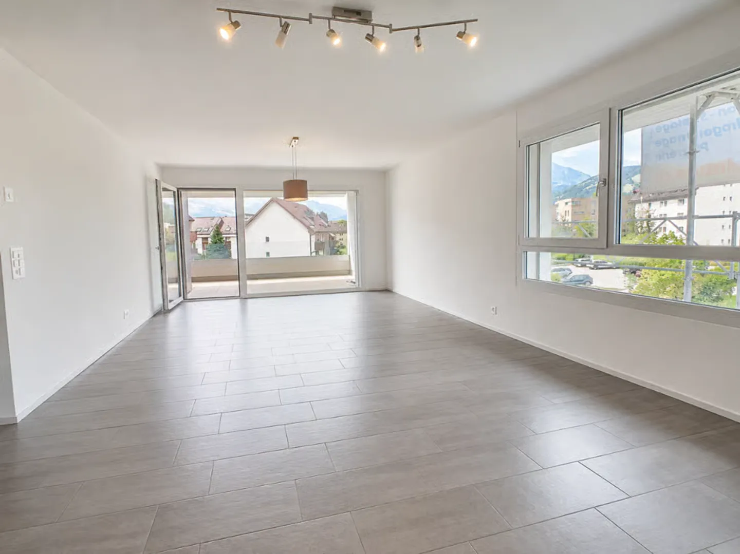 Contemporary 3.5-room apartment with generous balcony - Photo 6 of 11