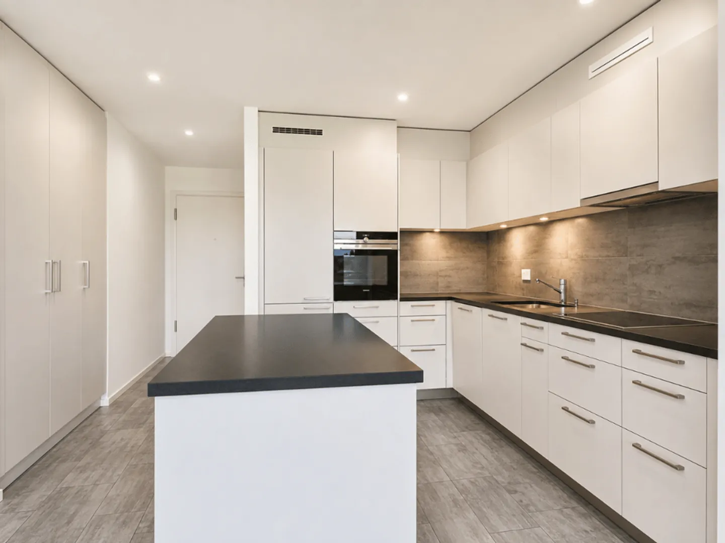 Contemporary 3.5-room apartment with generous balcony - Photo 7 of 11