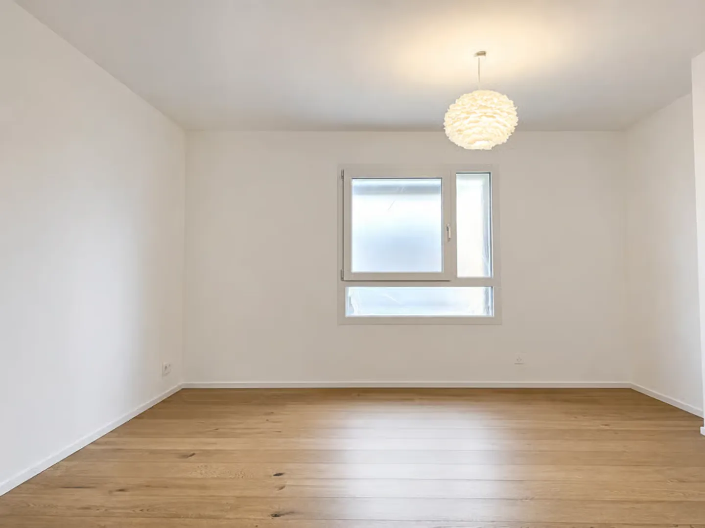 Contemporary 3.5-room apartment with generous balcony - Photo 8 of 11
