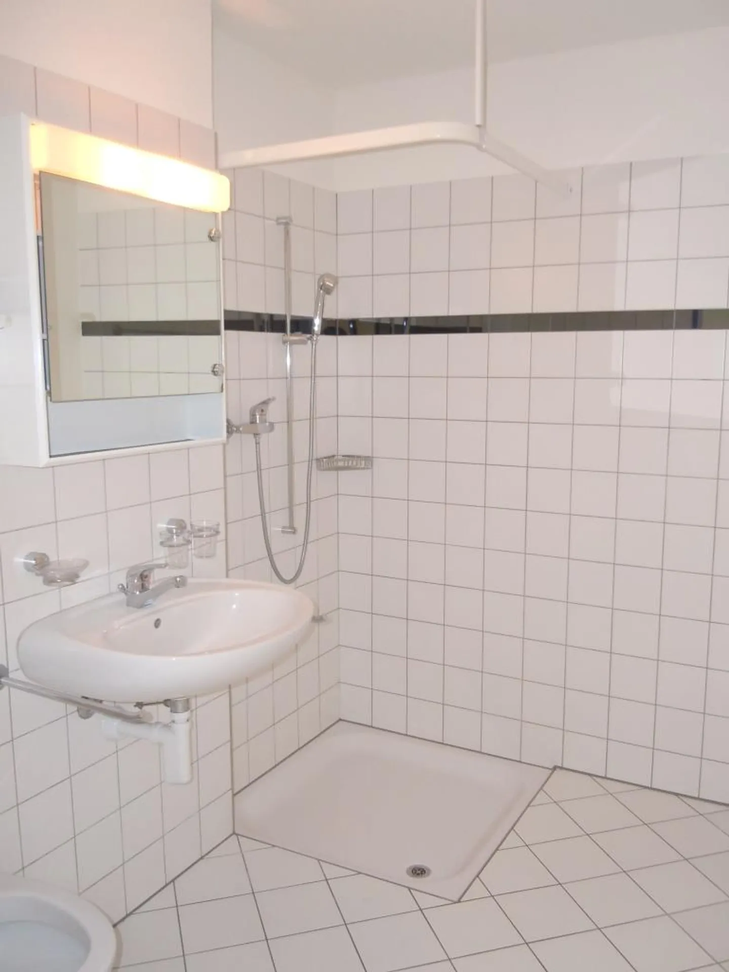 In the green and yet close to the center! - 1 free net rent/moving cost reimbursement - Photo 6 of 9