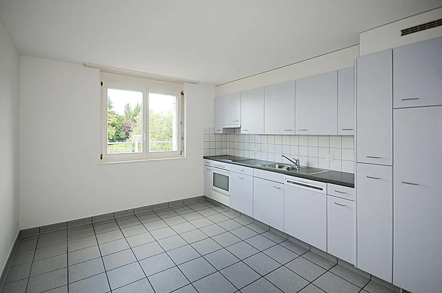 In the green and yet close to the center! - 1 free net rent/moving cost reimbursement - Photo 5 of 9